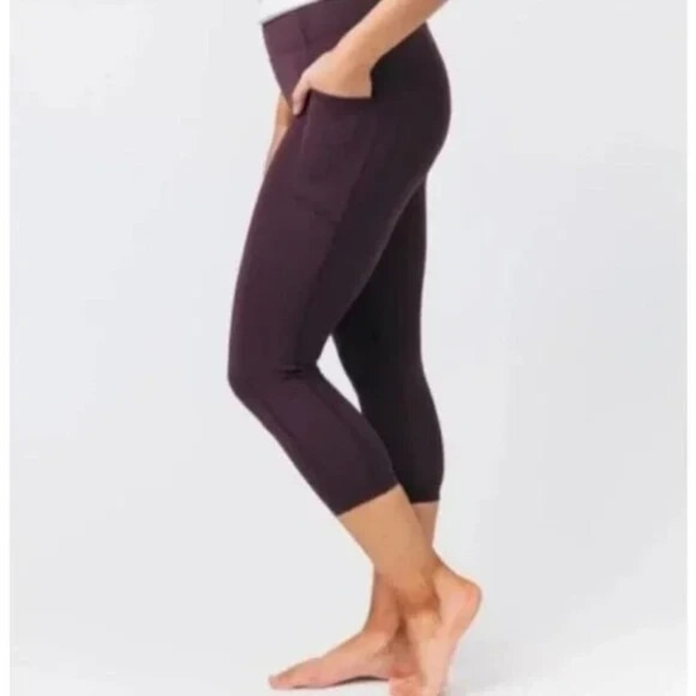 ZYIA Women Capris Light n Tight Sz M Purple Active Athleisure Yoga Workout 8A-3